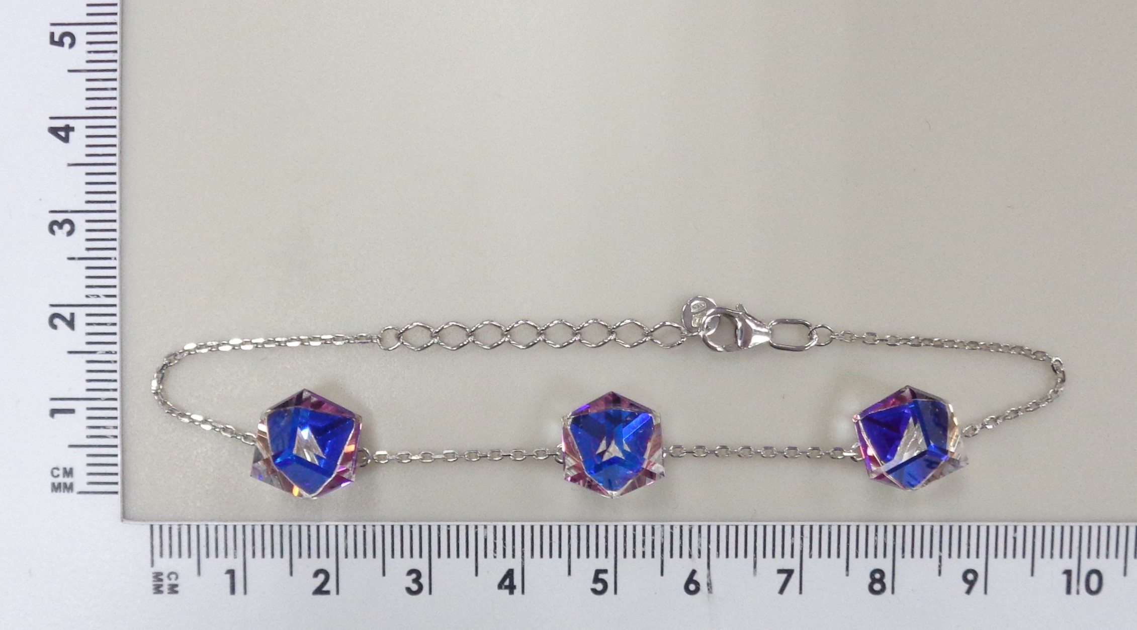 Серебряный браслет с кристаллами